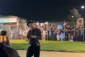 锁定联盟第一的雷霆回到俄城后，魔仙哥麦凯恩在雷霆球面前跳起舞