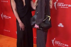 去年佩奇参加WNBA选秀时，女友阿齐·福德也到场陪同